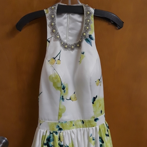 Sleeveless Floral Prom Dress - Picture 3 of 8